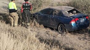 carro volcado y abandonado.