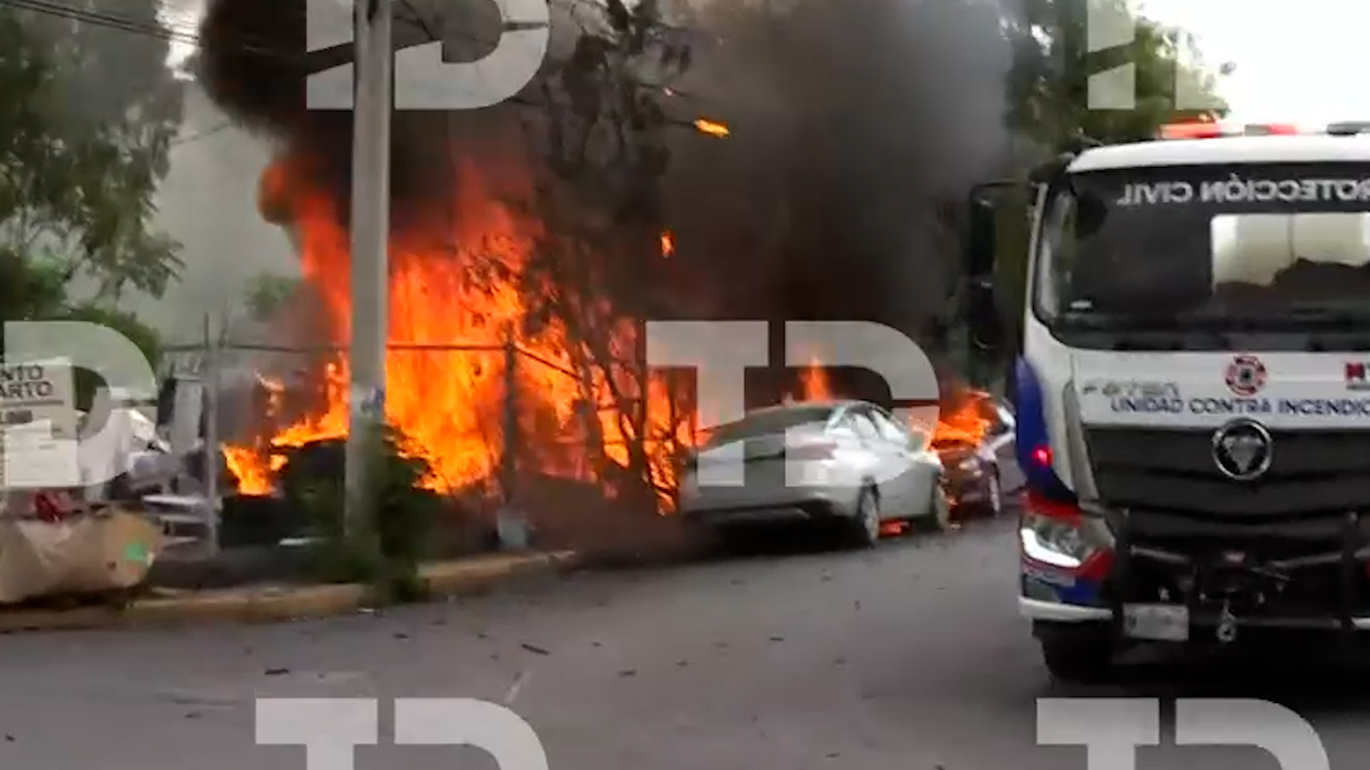 Un fuerte incendio en la colonia Caracol, Monterrey, provocó la explosión de transformadores y daños totales en vehículos. Vecinos rescataron a un adulto mayor.