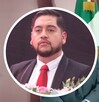 Fiscal de Michoacán, Carlos Torres Piña, delante de un podio con un micrófono durante conferencia de prensa con una foto del secretario de Ocampo a un lado