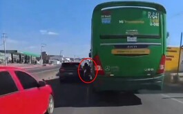 Camión, motociclista y automóvil