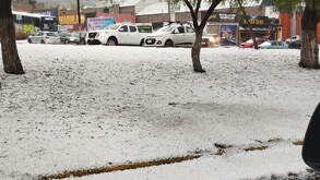 Granizada y lluvias provocan inundaciones, cierres viales y colapso de barda en Pachuca.