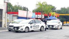 Elementos policiacos acuden ante la muerte de hombre al volante