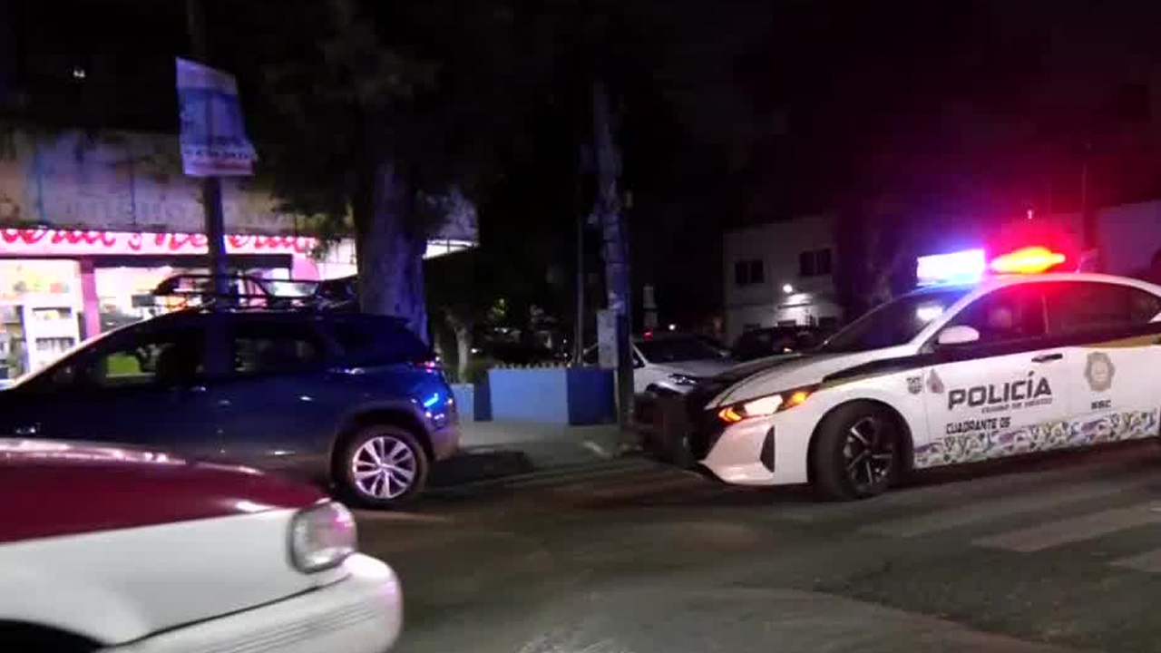 Autoridades investigan la muerte de un masculino al interior del deportivo Moctezuma, de la alcaldía Venustiano Carranza.