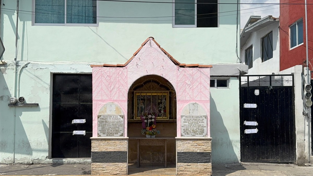 Vivienda con sellos de la Fiscalía de Puebla tras un cateo realizado en la colonia El Porvenir.