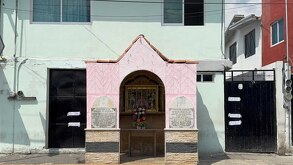 Vivienda con sellos de la Fiscalía de Puebla tras un cateo realizado en la colonia El Porvenir.