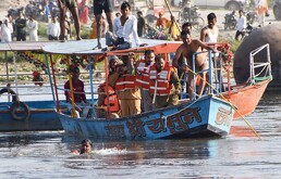 Los rescatistas buscan en el lugar donde una embarcación que transportaba peregrinos naufragó en el río Yamuna en Vrindavan, India.