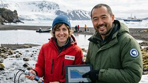 Investigadores el entorno antártico de la Isla Decepción con el logo de 'IGME-CSIC' en la chaqueta roja