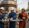 Hombres trabajando en la maquinaría de las refinerías de México para su revitalización