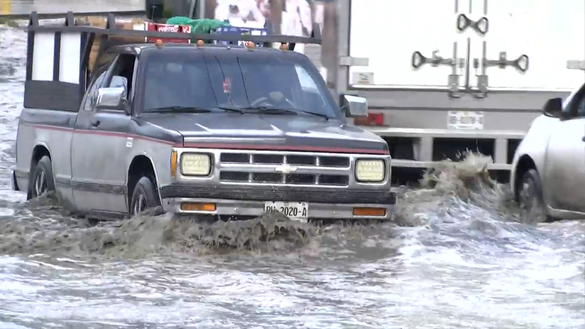 Avenida de los Ángeles está intransitable tras las lluvias. Reportan autos varados y llantas explotadas en el cruce límite de Monterrey y San Nicolás.