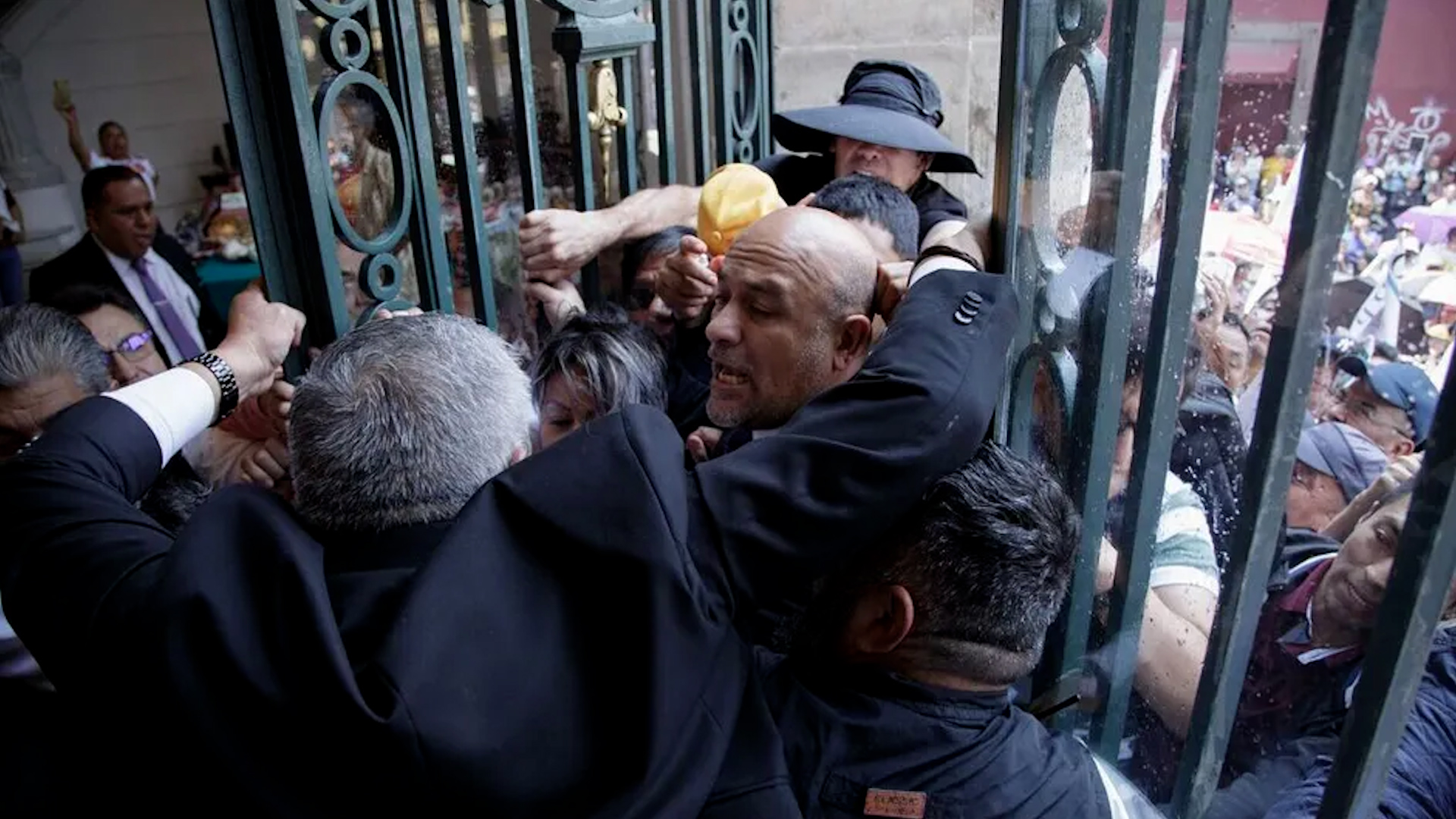 Videos compartidos a través de redes sociales muestran cómo un grupo de manifestantes intentan entrar al recinto de manera violencia.