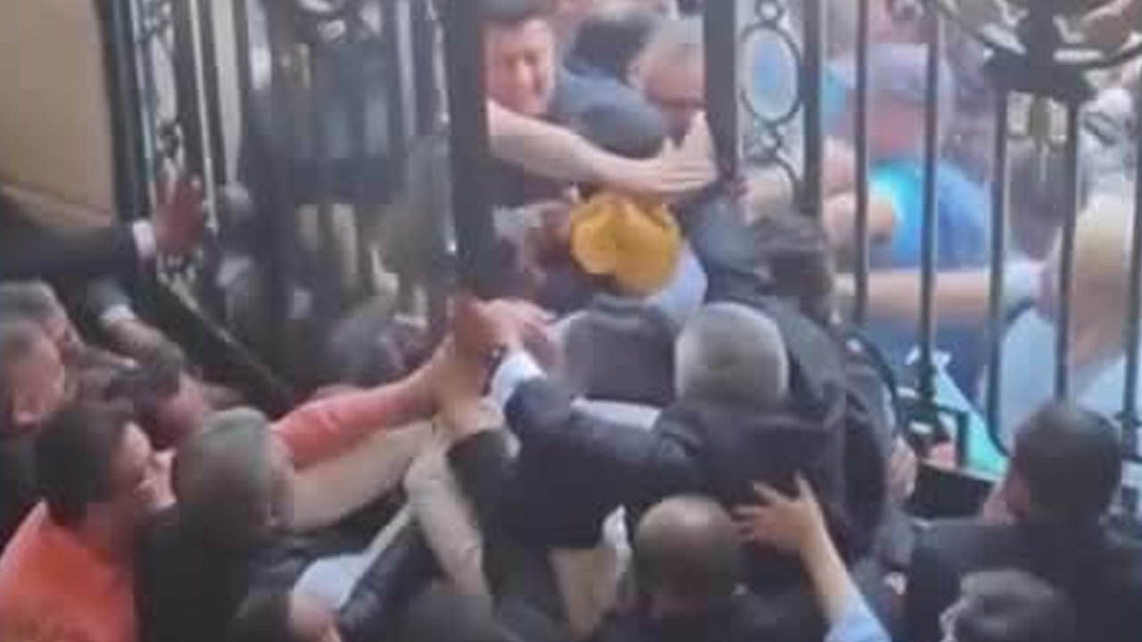 Integrantes de la Asamblea de Barrios intentaron ingresar por la fuerza al Congreso de la Ciudad de México.