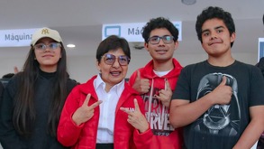 Aspirantes a la BUAP en proceso junto a la rectora de la universidad y de fondo las instalaciones de admisión BUAP