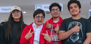 Aspirantes a la BUAP en proceso junto a la rectora de la universidad y de fondo las instalaciones de admisión BUAP