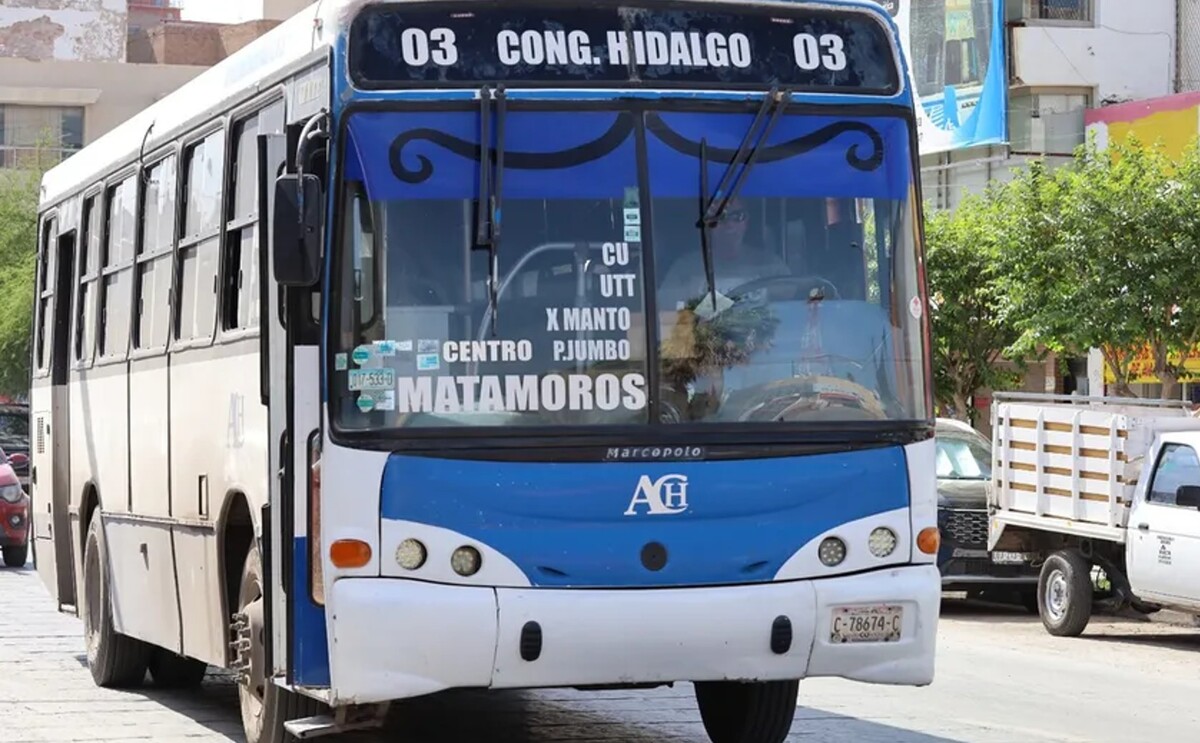 Unidad del transporte público de Torreón circulando por el bulevar Revolución.