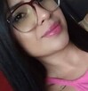 Mujer de lentes y con blusa rosa junto a una imagen de una publicación de Facebook.