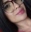 Mujer de lentes y con blusa rosa junto a una imagen de una publicación de Facebook.