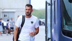 Nico Sánchez saliendo del autobus de Rayados