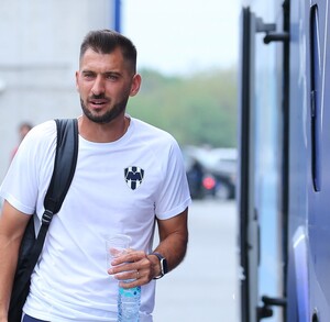 Nico Sánchez saliendo del autobus de Rayados