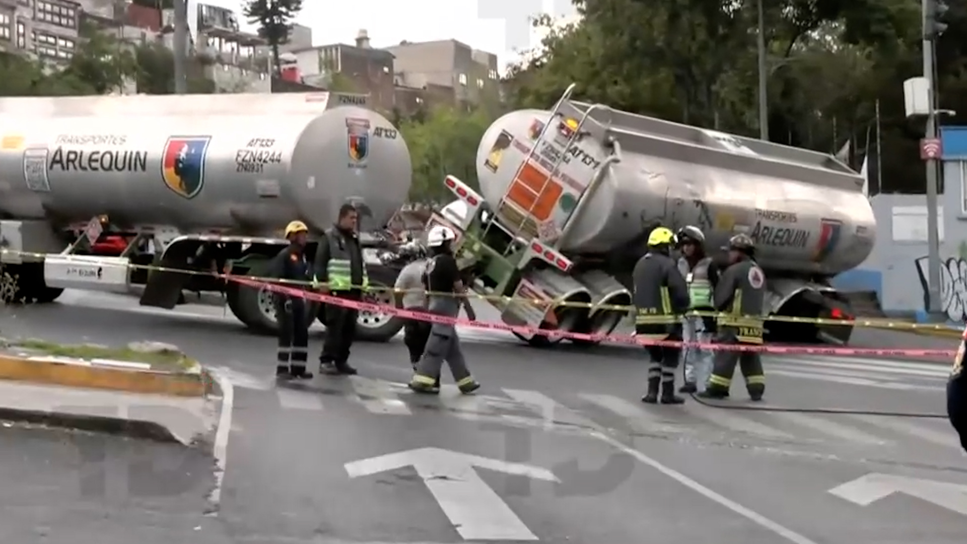 Un tráiler con 68 mil litros de diésel quedó inclinado tras zafarse su remolque en la colonia Lomas del Molino, Álvaro Obregón. Cierre total hacia Observatorio.