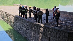 Elementos de Protección Civil y Bomberos, paramédicos de la Cruz Roja y Policías de Guadalajara sobre un puente del vaso regulador en el Parque El Dean