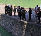 Elementos de Protección Civil y Bomberos, paramédicos de la Cruz Roja y Policías de Guadalajara sobre un puente del vaso regulador en el Parque El Dean
