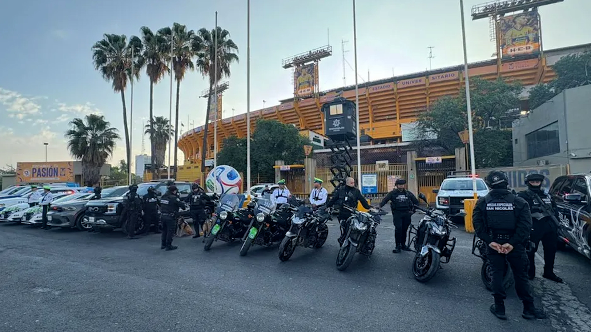 Autoridades desplegarán cerca de mil elementos de seguridad y auxilio en el Estadio Universitario por el partido entre Tigres y Chivas.