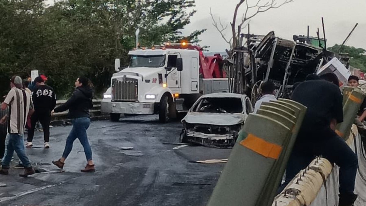Personas intentan abrir paso en la autopista Veracruz entre los escombros