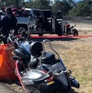 Moto en carretera junto a cinta roja de prohibido el paso
