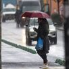 Mujer con paraguas ante inclemencias del clima en CdMx