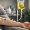 Brazo de persona canalizada recibiendo vía intravenosa sueros vitaminados