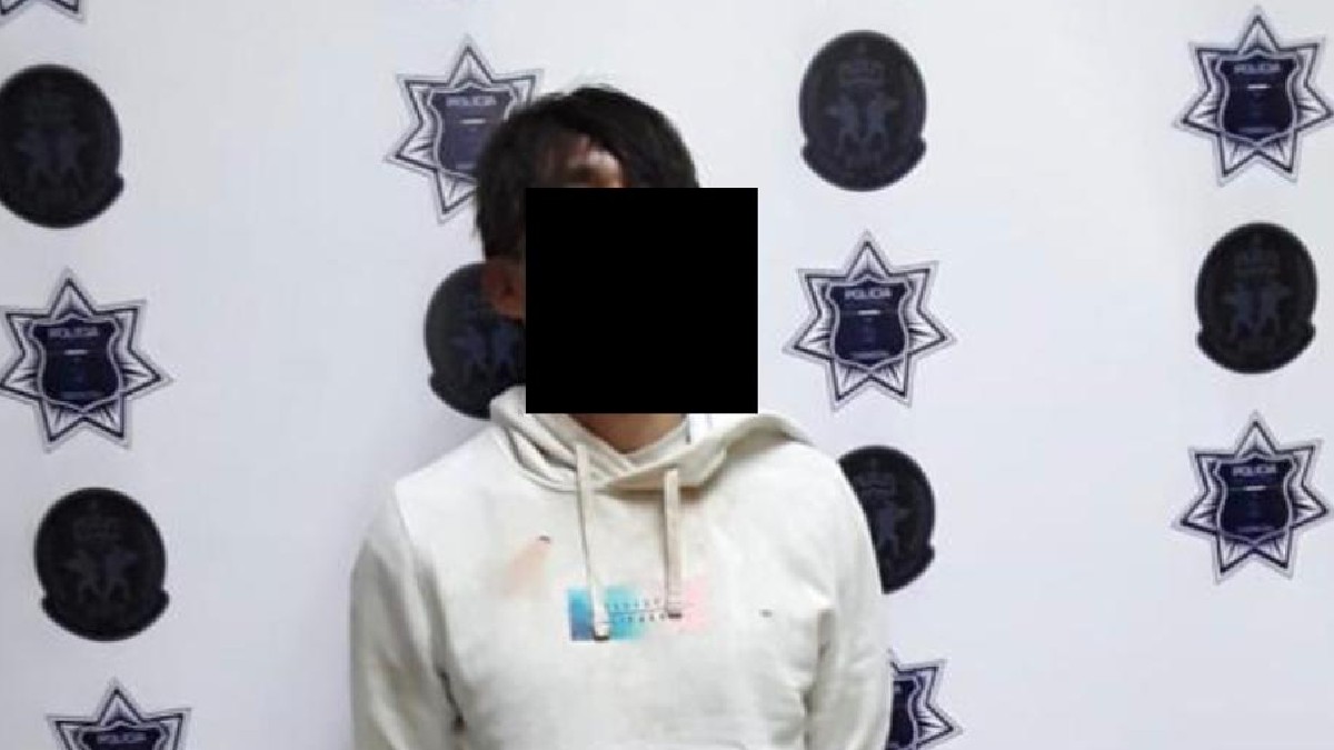 Joven con suéter blanco y con la cara censurada