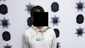 Joven con suéter blanco y con la cara censurada