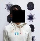 Joven con suéter blanco y con la cara censurada