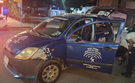 Taxi que se estrelló contra el aparador de una zapatería tras perder un neumático en Gómez Palacio.