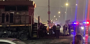Un choque entre un camión de personal y un tren en Saltillo dejó un trabajador muerto y al menos 16 lesionados.