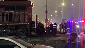 Un choque entre un camión de personal y un tren en Saltillo dejó un trabajador muerto y al menos 16 lesionados.