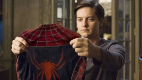 Peter Parker sosteniendo el traje de Spider-Man en la primera trilogía protagonizada por Tobey Maguire al principio de la década de los dos mil