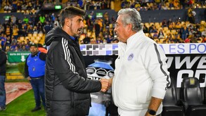 Vucetich y Veljko Paunovic saludandose previo a un partido entre Tigres y Mazatlán.