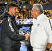 Vucetich y Veljko Paunovic saludandose previo a un partido entre Tigres y Mazatlán.