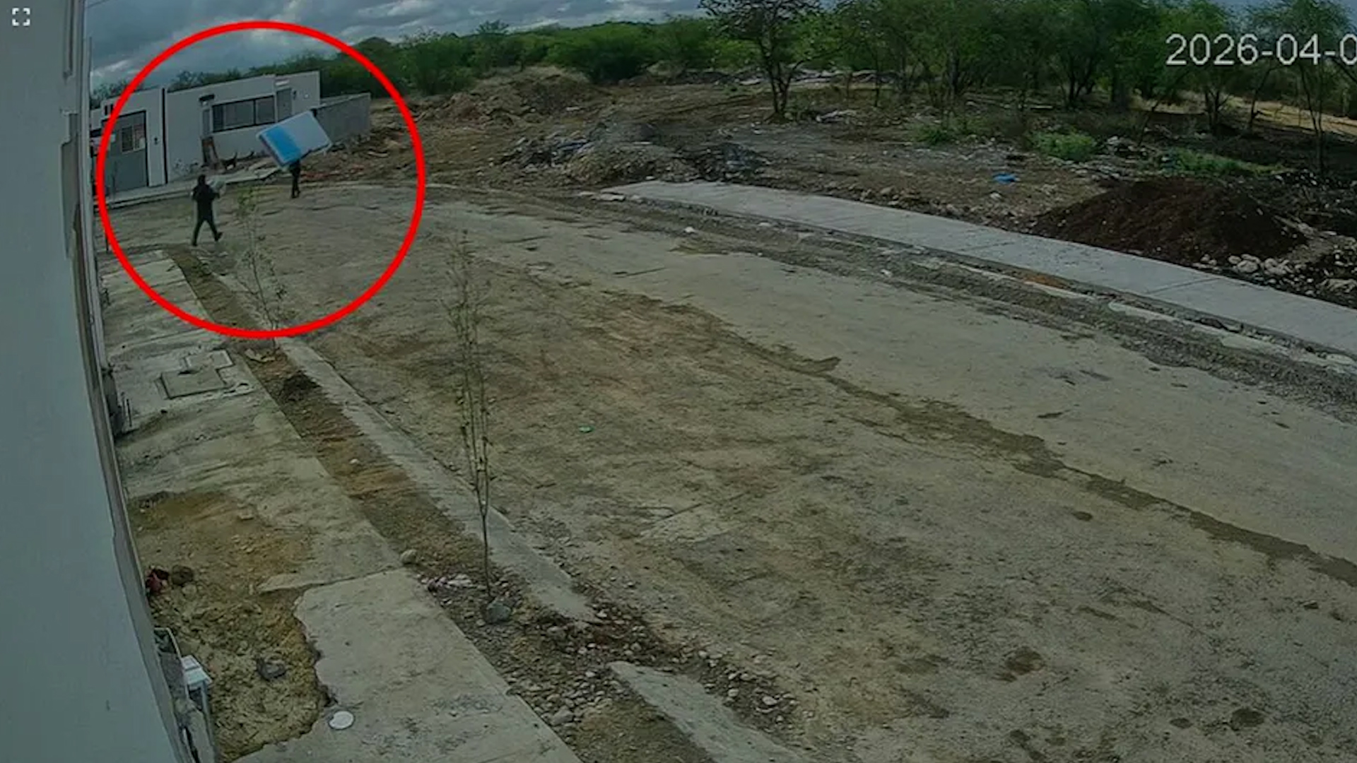 Cámaras captaron robo a domicilio en Juárez Nuevo León, pero vecinos aseguran que no hay detenidos pese a identificarlos.