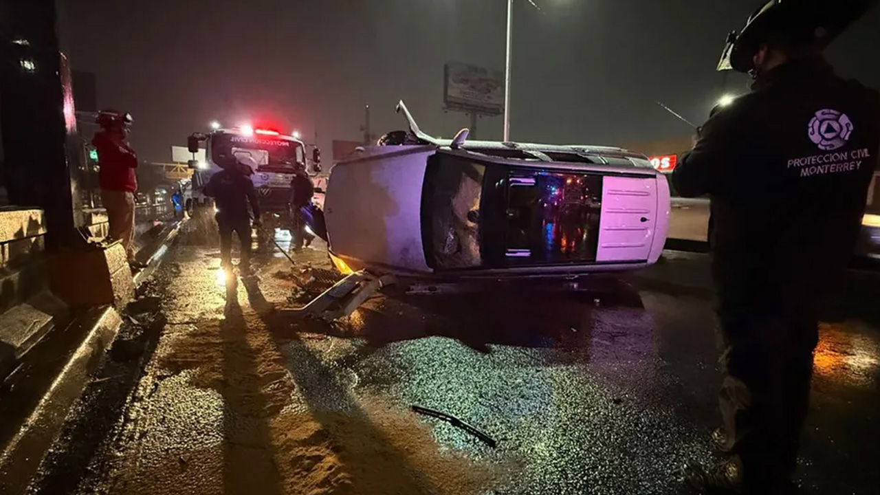 Una camioneta volcó en avenida Revolución, en Monterrey, dejando a un hombre lesionado y generando movilización de cuerpos de emergencia.