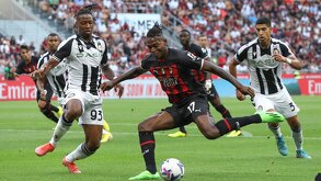 Jugadores de AC Milan y Udinese en un partido de Serie A.