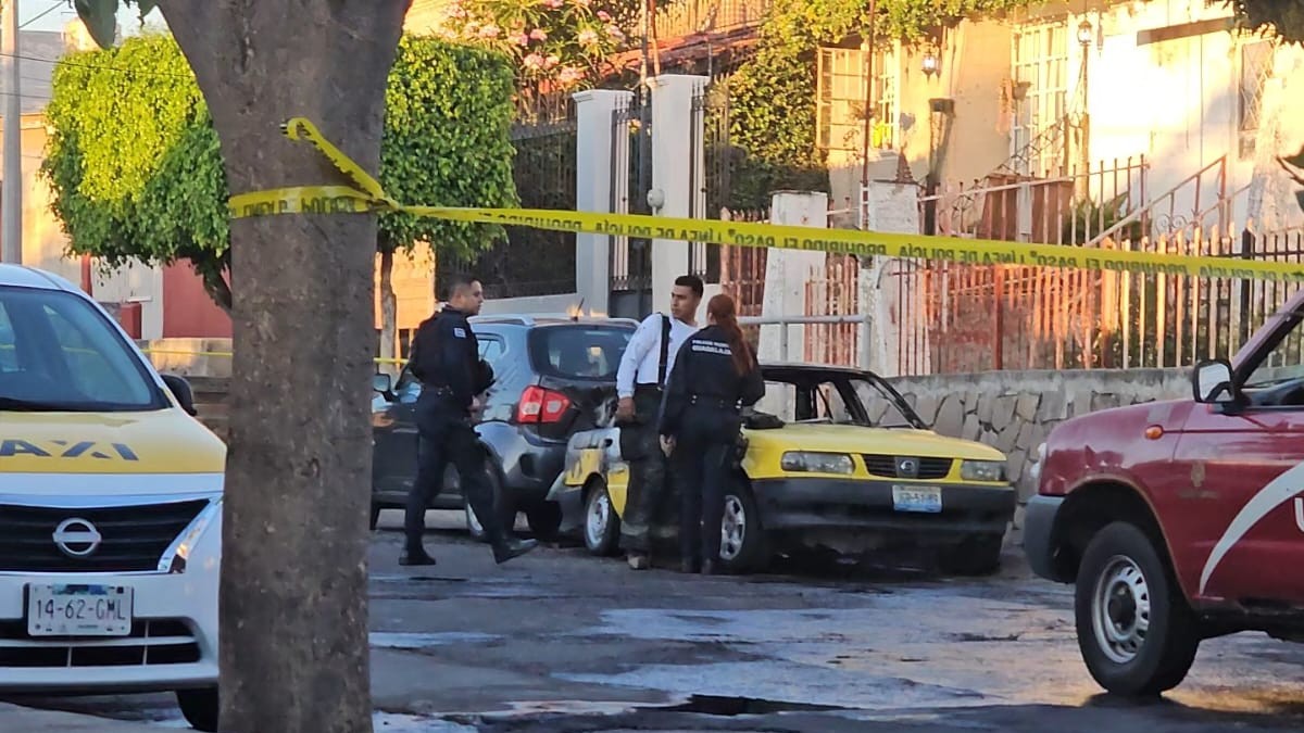 Bomberos de Guadalajara sofocaron las llamas que consumieron el vehículo estacionado.