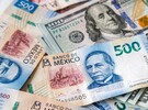 Billetes de dólares y pesos mexicanos.