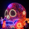 Niños aprecian un espectáculo de luces relativo al día de muertos en el Glow Fest en Europa
