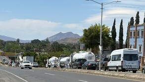 Elementos federales resguardaron la zona tras el aseguramiento de cinco pipas en Zapopan.