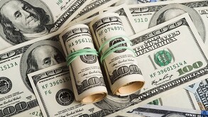 Billetes de dólares y pesos mexicanos.