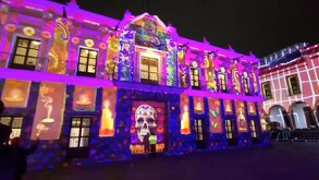 un edificio de puebla iluminado en el glow fest méxico