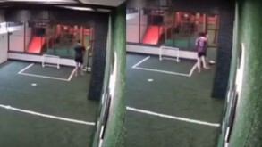 Menores jugando en cancha de futbol en color verde