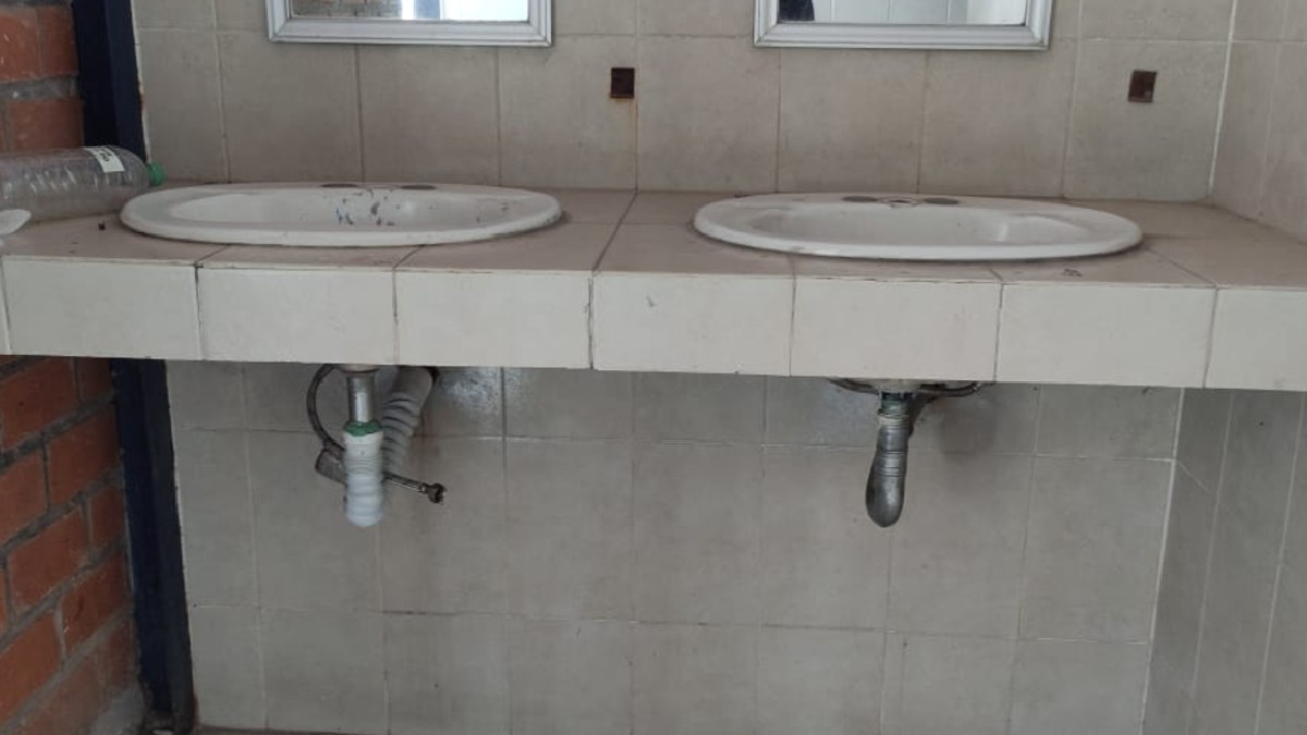 Instalaciones deterioradas generan riesgos a la salud de estudiantes.